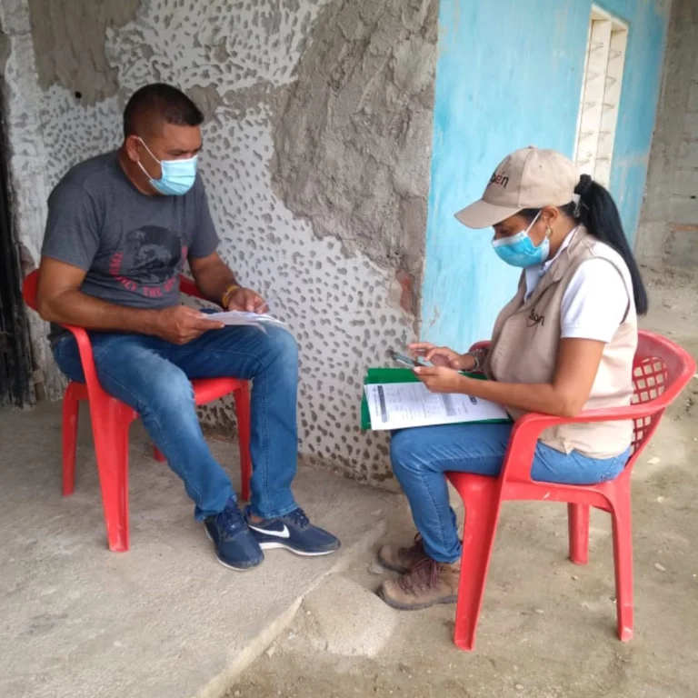 Entrevistando persona sobre necesidades en su poblacion