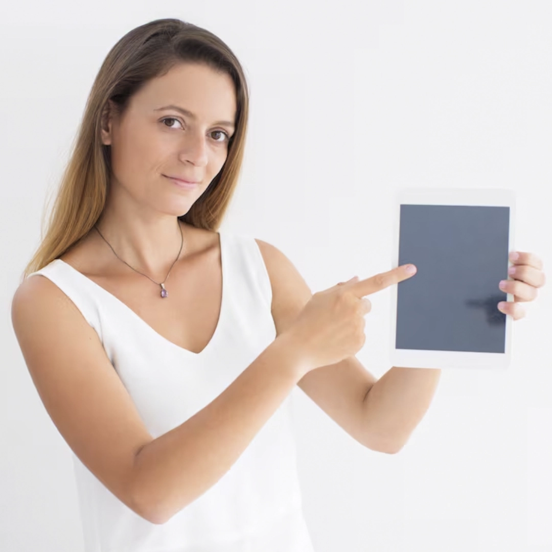 Mujer con dispositivo de realizacion de encuestas